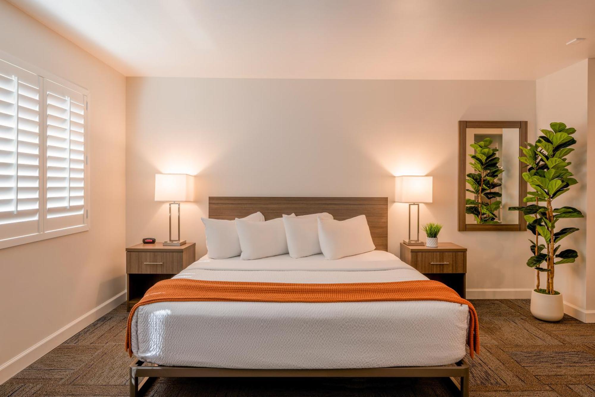 At Point Hotel 3*