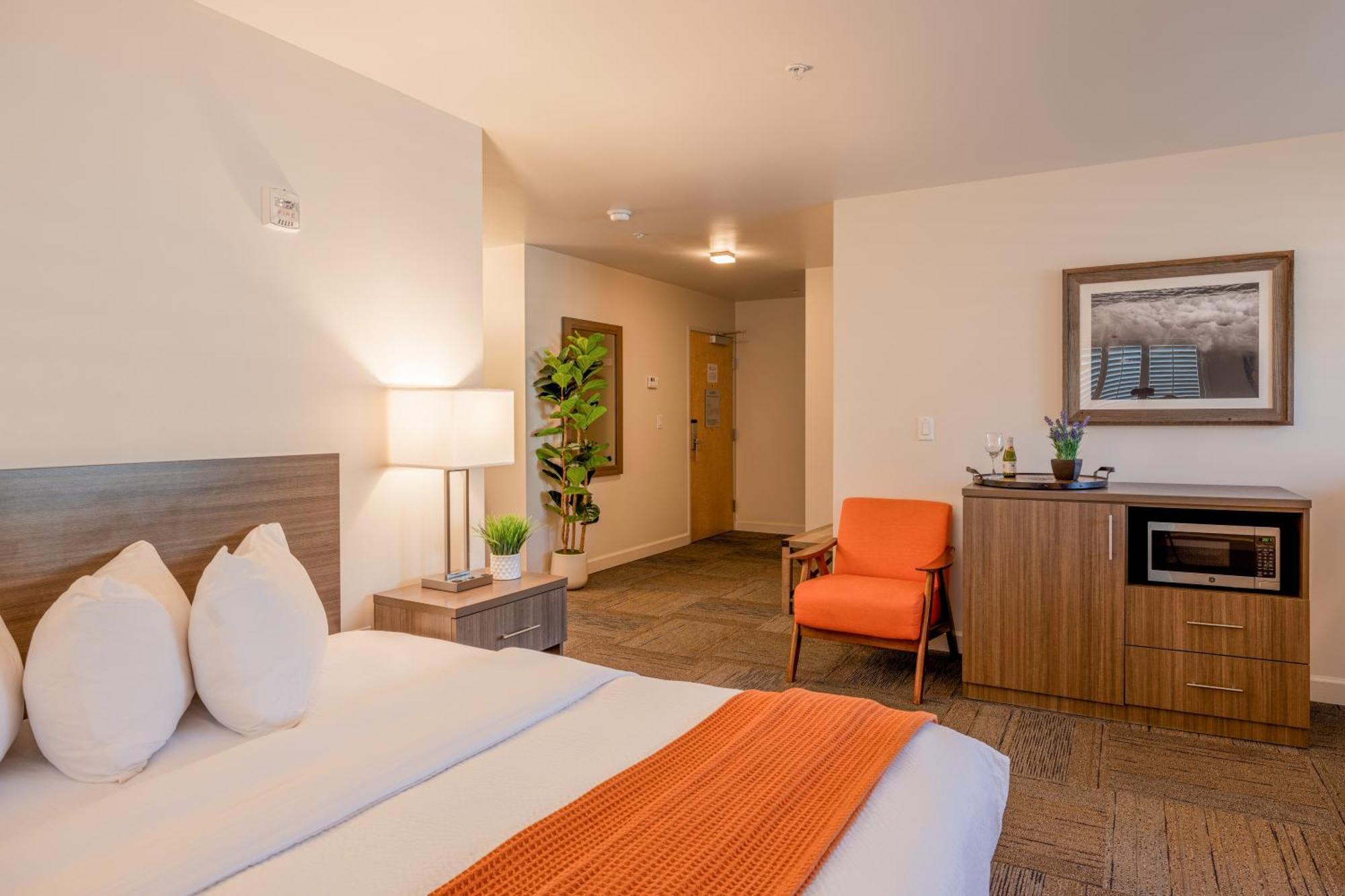 Hotel At Point 3*